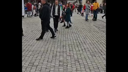 11. 11 dzień niepodległości skorumpowany Cieszyn śpiewa piosenki A ja idę oddać osocze na Czechy za$