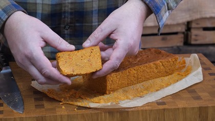 Dziś upiekłem aromatyczny, roślinny pasztet z soczewicy i pieczarek, który jest doskonałą alternatywą dla tradycyjnych mięsnych pasztetów. Ma zwartą, ale jednocześnie kremową konsystencję, a bogaty smak podkreślają przyprawy i zioła, które dodałem do masy.

Stacja ładowania  -  https://bit.ly/EcoFlowDelta2max

1 szklanka czerwonej soczewicy
250 g pieczarek
1 cebula
2 ząbki czosnku
6 suszonych pomidorów (namoczonych w ciepłej wodzie)
1 upieczona czerwona papryka
½ szklanki śmietanki 30% (lub roślinnej)
2 jajka
1 łyżeczka wędzonej papryki
½ łyżeczki tymianku
1 łyżka oliwy z oliwek
Sól, pieprz
