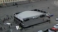 Lustrzany pawilon nie wytrzymał.. 