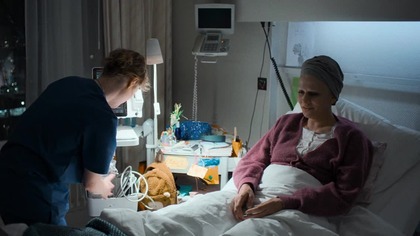 Pielęgniarka Floria pracuje z niezachwianym poświęceniem na oddziale cierpiącym na niedob&oacute;r personelu. Jej kolejna zmiana przeradza się w nerwowy wyścig z czasem.