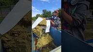 Nadmuch wełny skalnej na poddaszu.  Jak samemu wykonać docieplenie stropu lekkiego.  #codziśrobimy