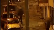 Spacer po samochodach w Poznaniu. Nagranie z monitoringu miejskiego