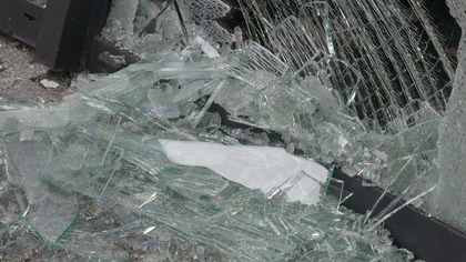 Samochód dostawczy wiozący kebaba uderzył w przystanek autobusowy w centrum miasta