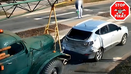 Wiekowa ciężarówka najeżdża na osobowego Hyundaia przed przejściem w Krośnie Odrzańskim.  STOP PIRAT