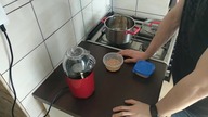 Jak zrobić domowy maślany popcorn