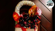 Wieniec na drzwi z bordowymi różami z liści DOOR WREATH WITH BURGUNDY LEAF ROSES -Pomysły plastyczne