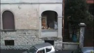 Prawo jazdy z paczki chipsów! Kobieta próbuje zaparkować równolegle.