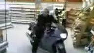 Motocyklem w sklepie