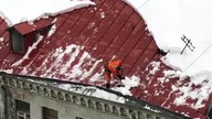 Mężczyzna spada z dachu podczas odśnieżania