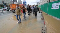 Koparka przebiła rurę. Marszałkowska pod wodą