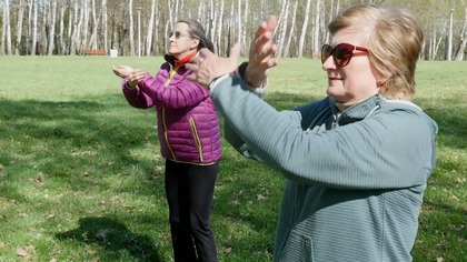 Zajęcia Tai Chi w wykonaniu seniorek.  Tak dbają o swoje zdrowie i kondycję