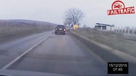 Efektowny wypadek podczas wyprzedzania