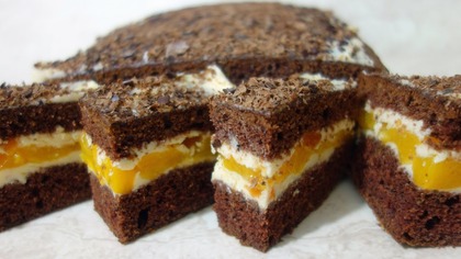 Ciasto orzechowe z kremem i brzoskwiniami z puszki