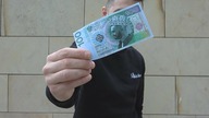 PODNOSZĘ PIENIĄDZE Z MOJĄ PODOBIZNĄ PRZY LUDZIACH