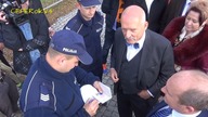 Janusz Korwin-Mikke spisany przez policję po konferencji prasowej pod TVP