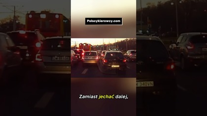 Nie odpuścił nawet centymetra Skończyło się kolizją.   #polscykierowcy #kolizja #droga #dashcam