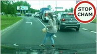 Kobieta wchodzi pod samochód - o włos - ku przestrodze #1093 Wasze Filmy