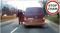 Zablokował drogę i wyskoczył z auta bo kierowca za wolno ruszył #1440 Wasze Filmy