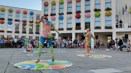 Marian Folga wziął udział w wyjątkowym festiwalu organizowanym w małym miasteczku w Portugalii. AgitÁgueda - Art Festival co roku przyciąga artystów, a także turystów z całego świata. 

Materiał pochodzi ze strony https://www.jaw.pl
#jaworzno #jawpl