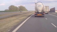 TIR blokuje przejazd karetce na sygnale