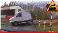 Pociąg zmiótł  busa z torów!!! #3 Bezpiecznie na Torach
