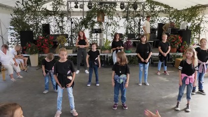 Młodzieżowy zespół taneczny Afera z Markuszowa na dożynkach w Kaleniu w dn.  21 sierpnia 2022 r.