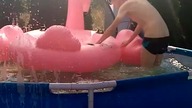 Jak skakać w basenie na flamingu