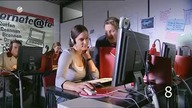 Kawierenka internetowa oblężona przez dziwnego klienta