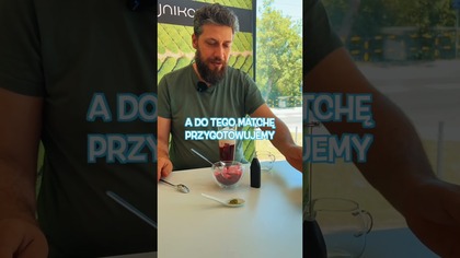 Matcha latte z czereśniową frużeliną to nasz letni klasyk! Zobacz krok po kroku, jak zrobić napój, który wygląda i smakuje obłędnie. Prosty przepis z sezonowych owoców!#matcha #latte #czereśnie #przepis #frużelina #matchadrink #latowszklance