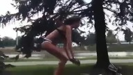 Stunt przez dziewczynę w bikini