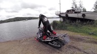 wariacje skuterem śnieżnym na jeziorze