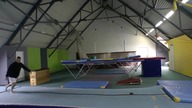 akrobatyka: przerzut w prz&oacute;d z dw&oacute;ch n&oacute;g na dwie nogi (flyspring)