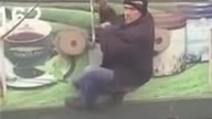 Pasażer na gapę dostaje nauczkę od kierowcy