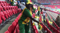Kibice Senegalu sprzątają sektor po meczu z Polską