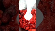 Najłatwiejsze lody z malinami #shorts #smakowitedania #recipe #kanałkulinarny #cooking #jedzenie