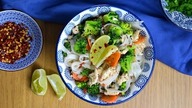 Rice noodles with minced meat and broccoli - [Atlas Smaków]