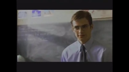 Film: Pierwsza strona
Rok: 2003
Gatunek: Dramat, kryminał, na faktach
Produkcja: USA
Dla kogo: 13 +

Stephen Glass jest młodym, piszącym ciekawe teksty, dziennikarzem pracującym w opiniotw&oacute;rczym dwutygodniku The New Republic. Po lekturze jednego z jego artykuł&oacute;w żurnalista z konkurencyjnego pisma stwierdza, że zawiera on liczne nieścisłości. 
