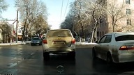 Zawracanie taxi na skrzyżowaniu - Rosja