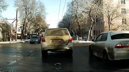 Zawracanie taxi na skrzyżowaniu - Rosja