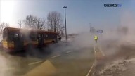 Awaria wodociągów na Mokotowie. Ewakuacja ludzi z autobusu