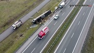 Zderzenie ciężarówki i dwóch busów na S3.  Ciężarówka spadła ze skarpy