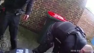 Koleś z młótem vs 5 policjantów