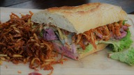 Kanapka ze stekiem i ziemniaczanym chrustem steak sandwich / Oddaszfartucha