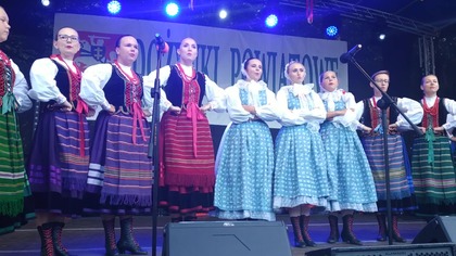 Zespół Pieśni i Tańca Powiśle z Puław na powiatowych dożynkach w Nałęczowie - 12. 08. 2018 r.