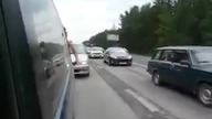 Rosjanin tańczy na autostradzie