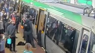 Przechylili metro i uratowali człowieka
