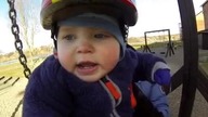 Dziecko na huśtawce okiem GoPro