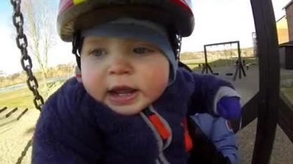 Dziecko na huśtawce okiem GoPro