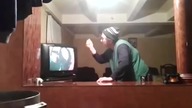 Babcia patrzy na meksykański serial i bierze udział w nim