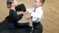 Fajnie ata bawią się tanecznie .